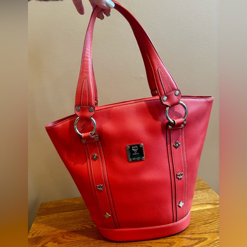 MCM BUCKET BAG. SAFFIANO LEATHER. EXCELLENT CONDITION WITH COA